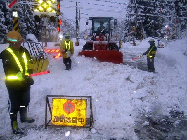 踏切での除雪の様子